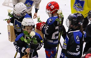 Топим не лёд, а сердца: хоккеисты команды «Химик» провели тренировку для юных новополоцких хоккеисток